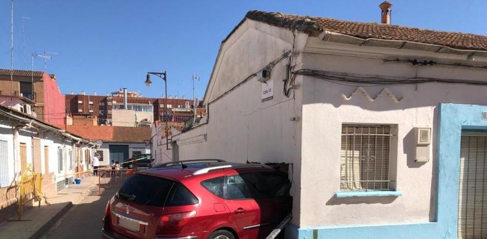 Un coche impacta en una vivienda de Xirivella