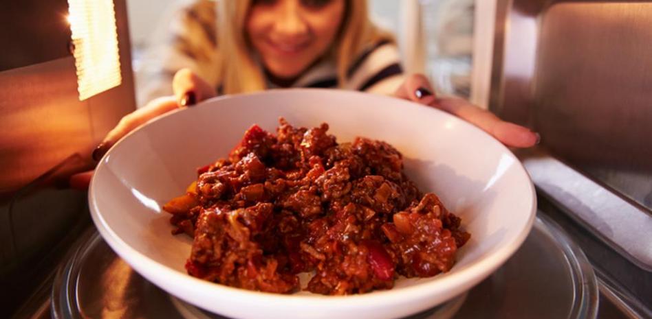 Los 10 errores que más cometes al cocinar con tu microondas