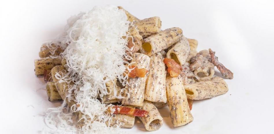 Cómo preparar unos deliciosos rigatoni con beicon y crema de trufa