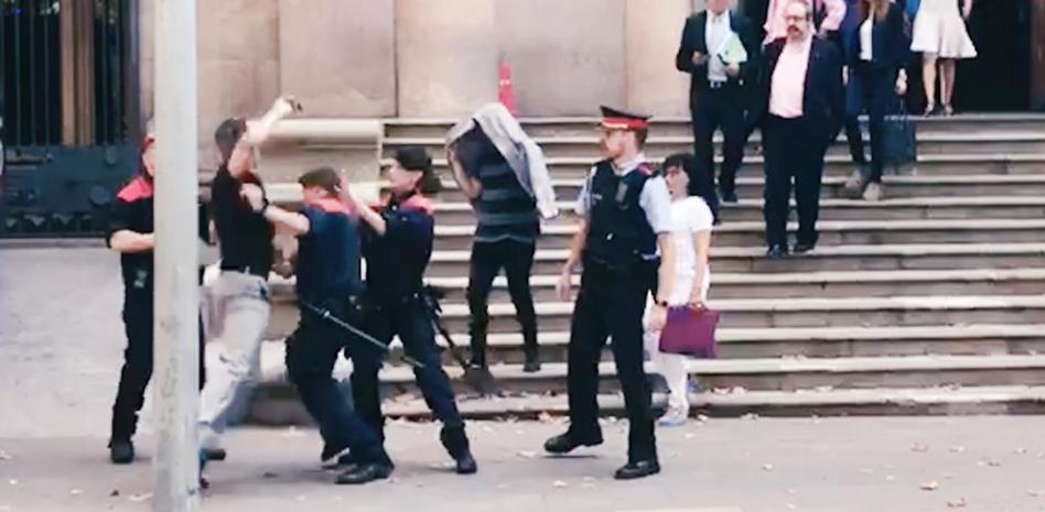 El tío de la víctima de ‘La Manada’ de Manresa intenta agredir a uno de los procesados