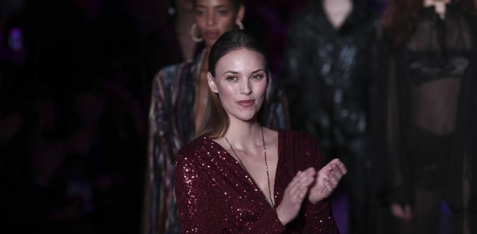 Helen Lindes y Rudy hacen el primer posado con cuatro miembros