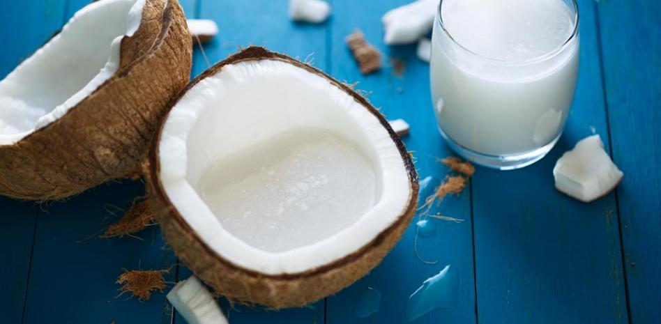 ¿Qué es la leche de coco? Beneficios y propiedades para la salud