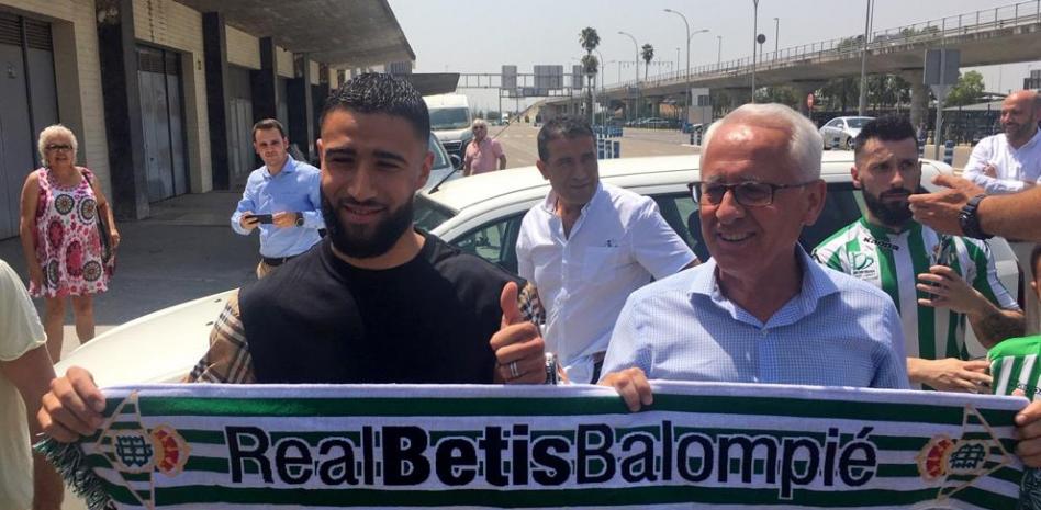 Fekir ya se pasea por Sevilla