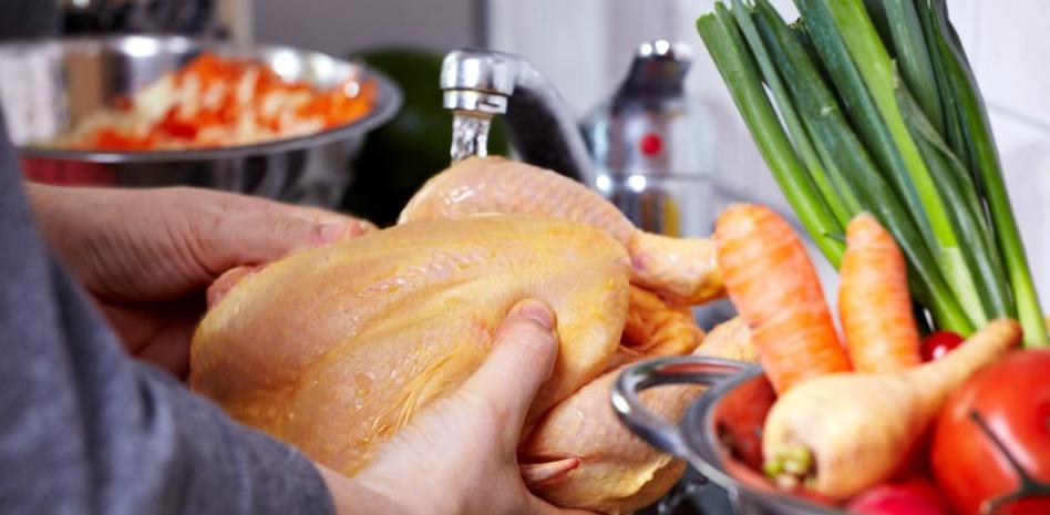 Por qué no debes lavar el pollo antes de cocinarlo