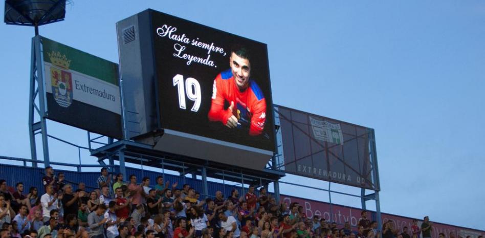 Homenaje a José Antonio Reyes en el amistoso entre el Extremadura y el Sevilla