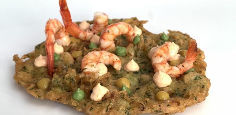 Prepara esta irresistible tortita de camarones coronada con gambas