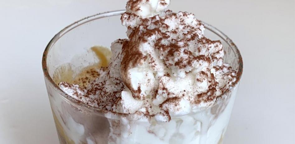 Cómo preparar un refrescante café con hielo con toffe y granizado de coco