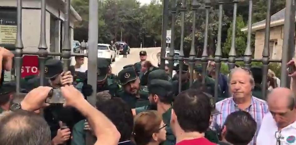 La Guardia Civil impide a un grupo de seguidores de Franco acceder al Valle de los Caídos