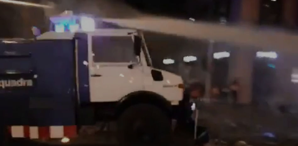 Los Mossos utilizan por primera vez la tanqueta de agua para abrir paso entre las barricadas