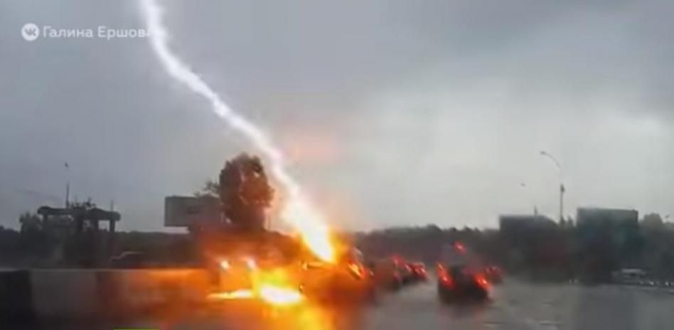 Dos rayos alcanzan un coche en una carretera rusa