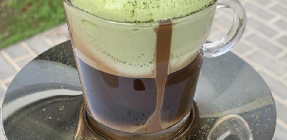 La espuma ligera de almendras con té matcha del chef Miquel Antoja