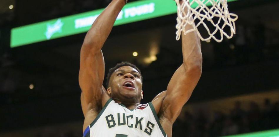 El espectacular triple-doble de Giannis Antetokounmpo con un total de 15 asistencias