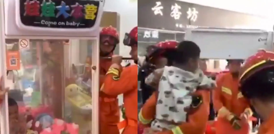 Los bomberos rescatan a un niño atrapado en una máquina expendedora de peluches 