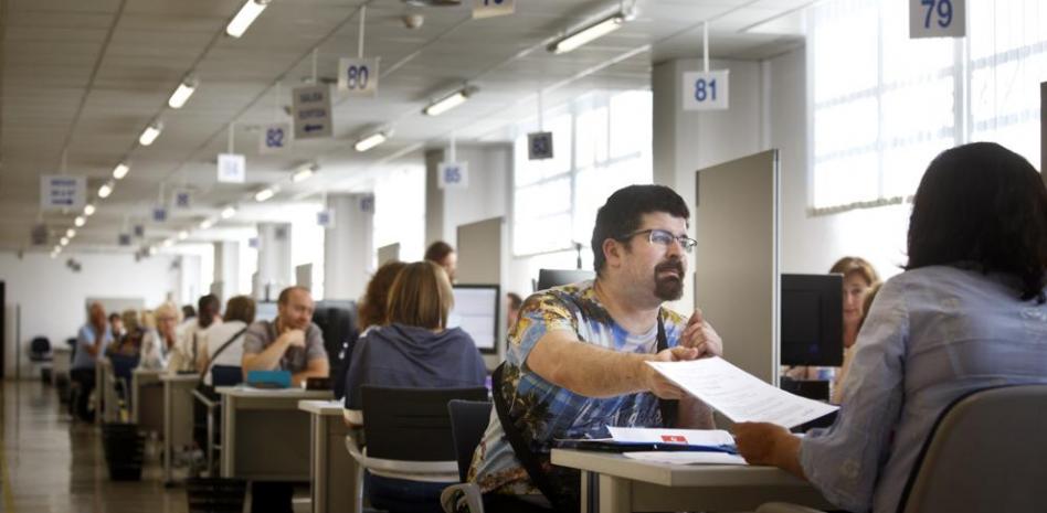 El pacto entre el Govern y los Comuns reduce la fiscalidad a las rentas de menos de 12.450 euros
