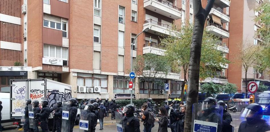 Tensión durante el desahucio de una familia en Barcelona