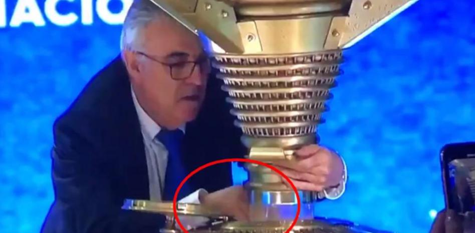 Vídeo | Polémica en el sorteo de la Lotería de Navidad 2019: El extraño gesto de un empleado al manipular el bombo