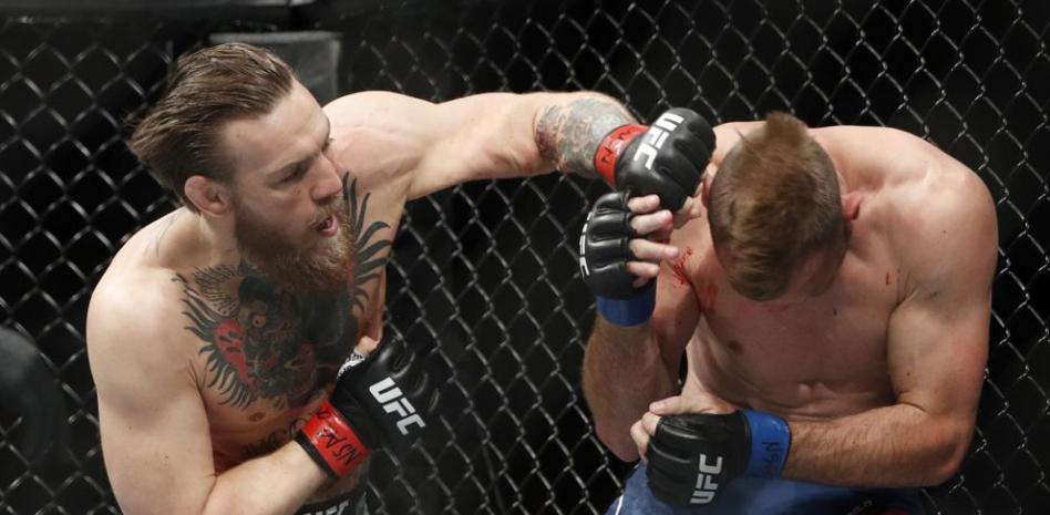 Así destrozó McGregor a Cerrone en 40 segundos