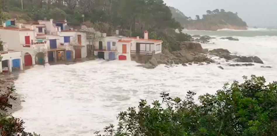 El oleaje provocado por la borrasca ‘Gloria’ llega hasta las casas en Cala s’Alguer, Girona