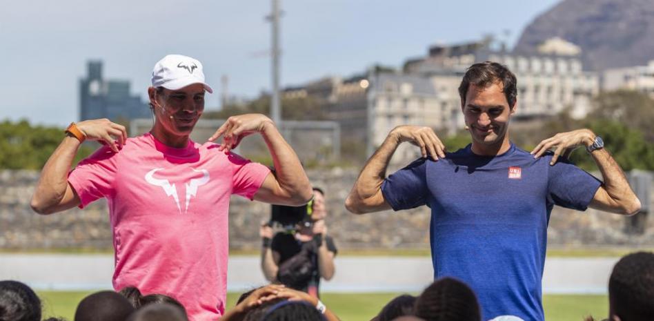 Nadal y Federer calientan para batir el récord mundial de público en Sudáfrica