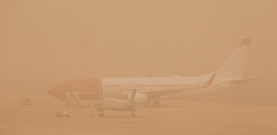 La calima complica los incendios y cierra aeropuertos en Canarias