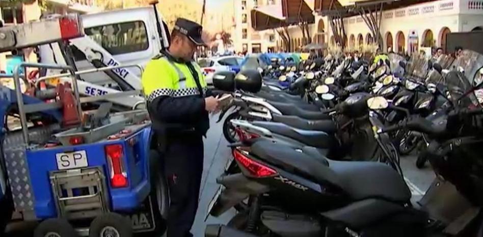 La Guardia Urbana de Barcelona empieza a multar a las motos por aparcar en la acera
