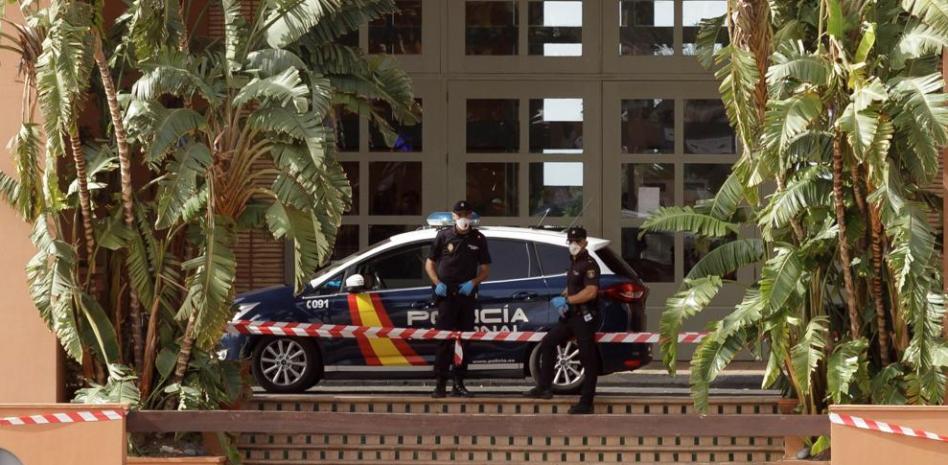 Los turistas de Tenerife permanecen confinados mientras se reparten mascarillas y guantes