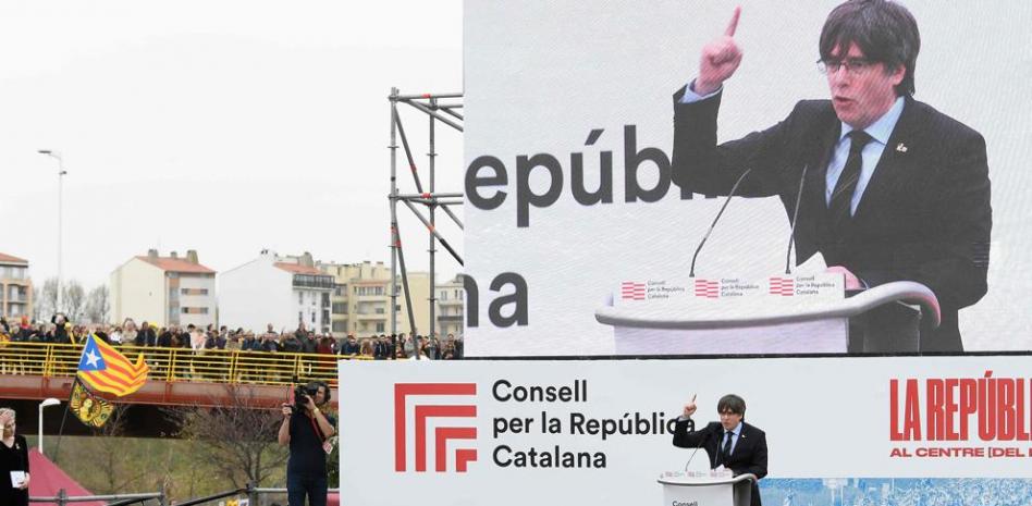 Puigdemont obvia el diálogo en un baño de masas en Perpiñán