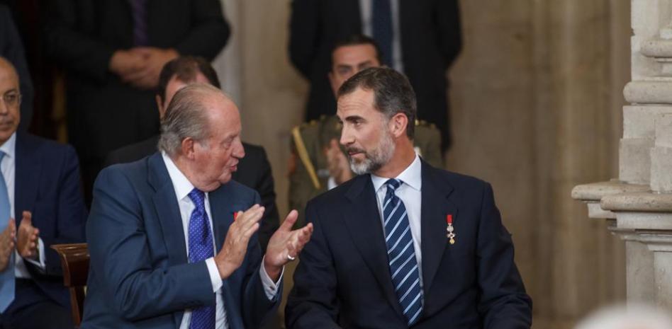 El Rey renuncia a la herencia de Juan Carlos I y le retira la asignación