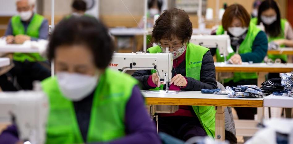 El método de Corea del Sur para vencer al coronavirus: de 909 casos diarios a 74