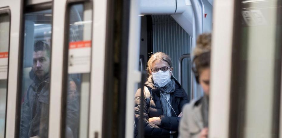 Aglomeraciones en los transportes de Madrid y Barcelona en el primer día de confinamiento