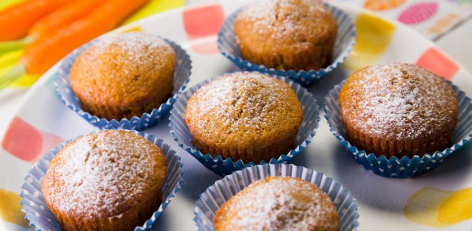 ‘Mira qué bueno’: los bizcochitos de zanahoria que puedes preparar con los niños