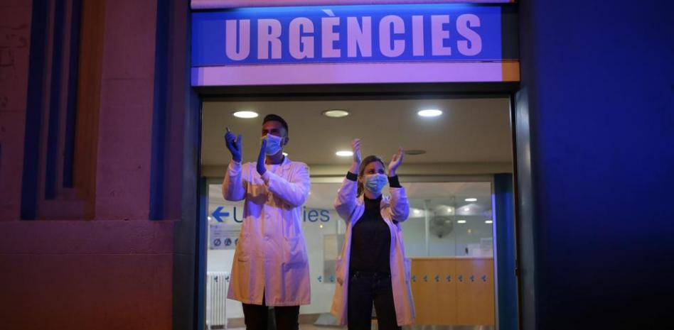 España se prepara para alargar el confinamiento ante la llegada de miles de casos