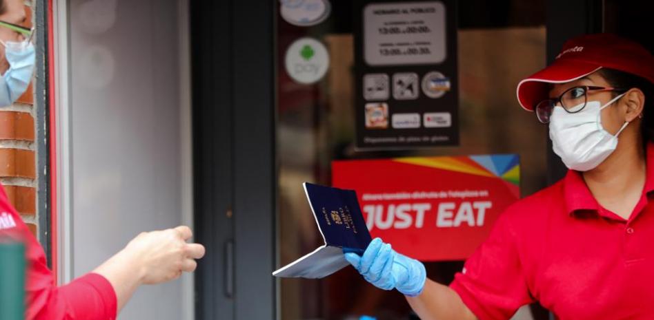 ¿Me protege frente al coronavirus usar guantes de látex y mascarilla?