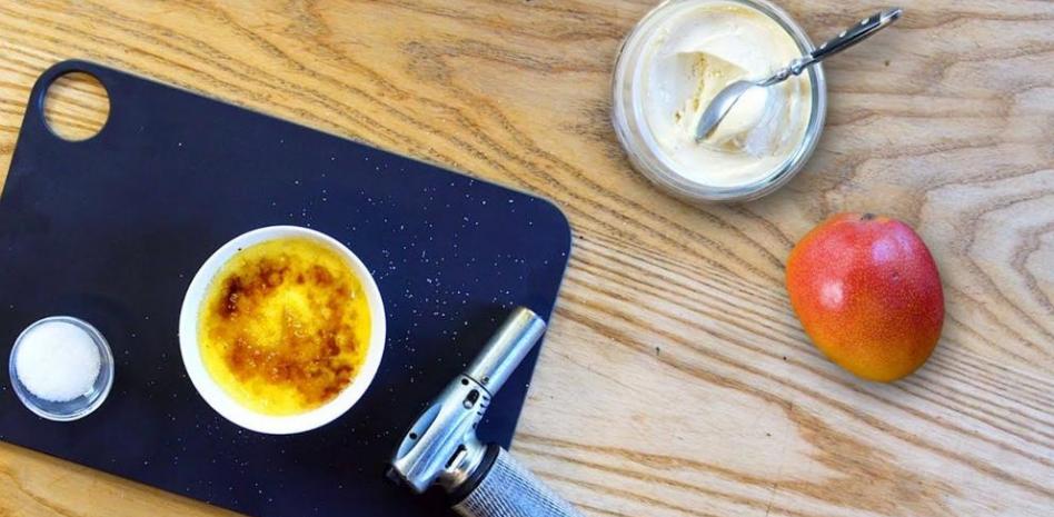Preparar estas natillas de mango caramelizadas es ‘Así de fácil’
