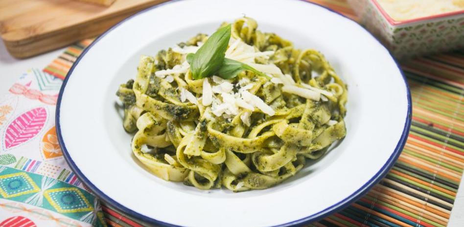 Mira qué bueno: nidos de pasta con pesto de pistachos para preparar con los niños