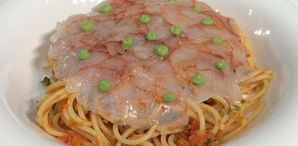 Cómo preparar estos espaguetis con carpaccio de gambas