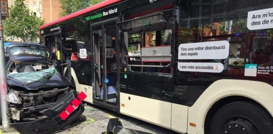 Muere el conductor de un turismo en un siniestro con un autobús en Barcelona