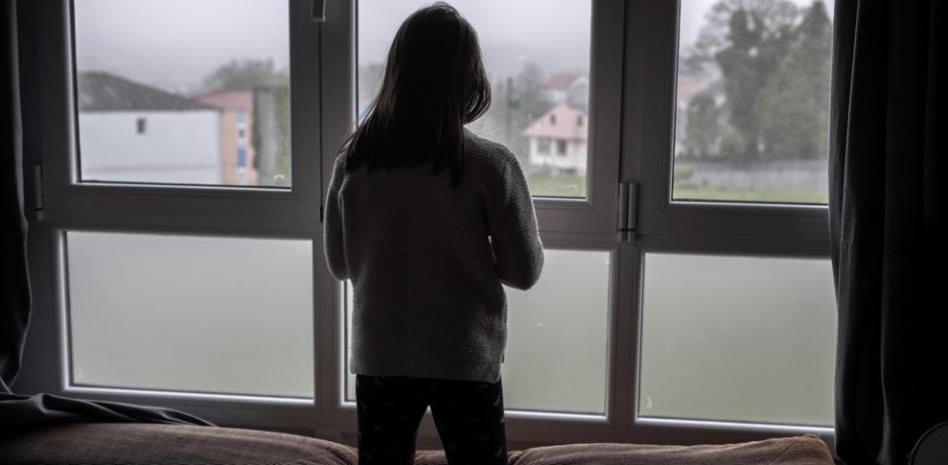 Después de seis semanas, los menores de hasta 13 años pueden salir a pasear