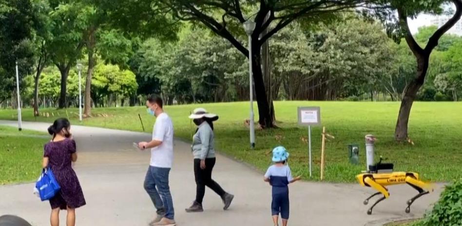 Spot, el perro-robot vigila que la gente cumpla la distancia social