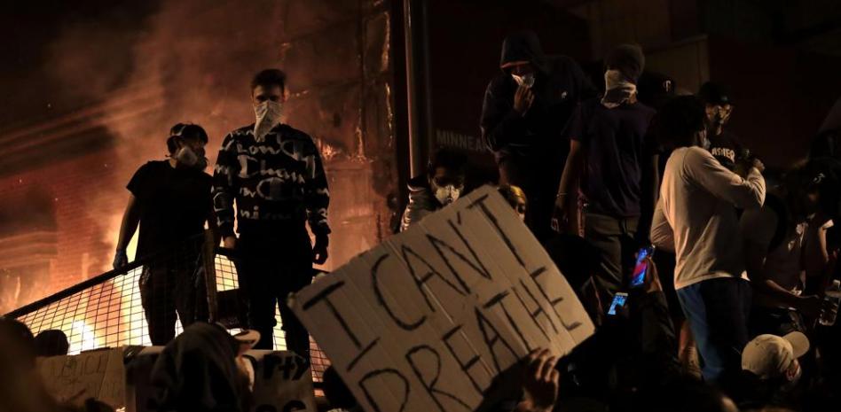 Incendian el cuartel de Minneapolis donde trabajaban los policías que detuvieron a George Floyd