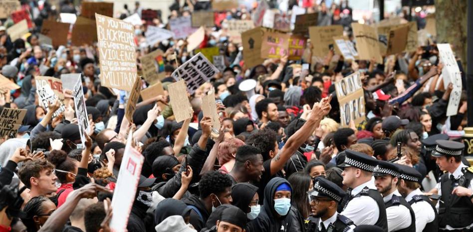 La familia de George Floyd visita el lugar de su fatal arresto en Minneapolis