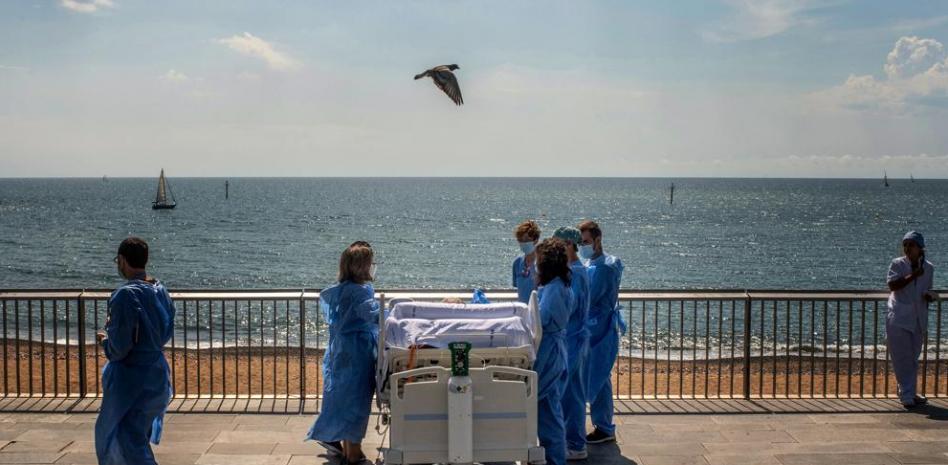 La historia tras la imagen del paciente con coronavirus de Barcelona que ha dado la vuelta al mundo