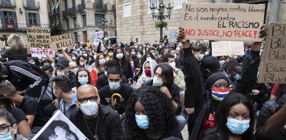 Miles de personas marchan contra el racismo en Madrid y Barcelona tras la muerte de George Floyd