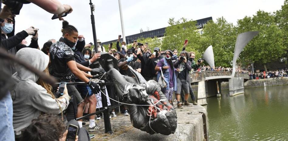 Derrocada la estatua de Edward Colston, comerciante de esclavos del siglo XVII, en Bristol