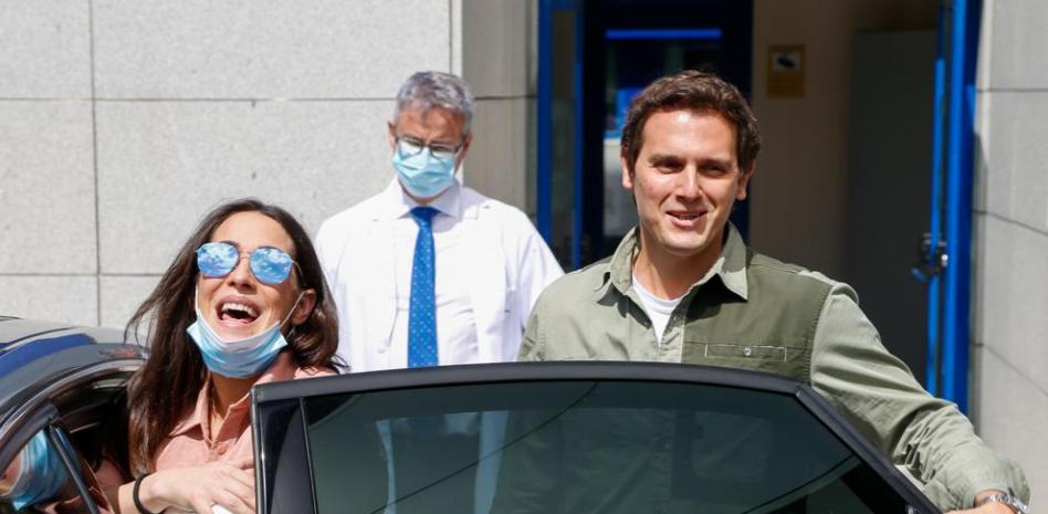 Malú y Albert Rivera abandonan el hospital con su hija recién nacida