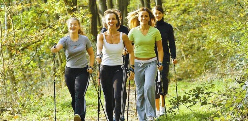 ¿Correr o caminar? Ciertas formas de caminata ofrecen beneficios similares al ‘running’ con menos lesiones 