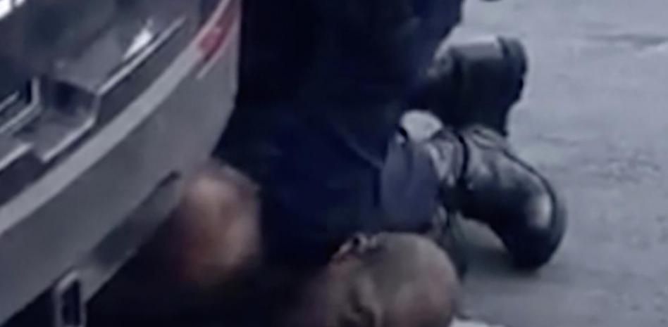 George Floyd alertó hasta 20 veces a policías que le mataron que no podía respirar