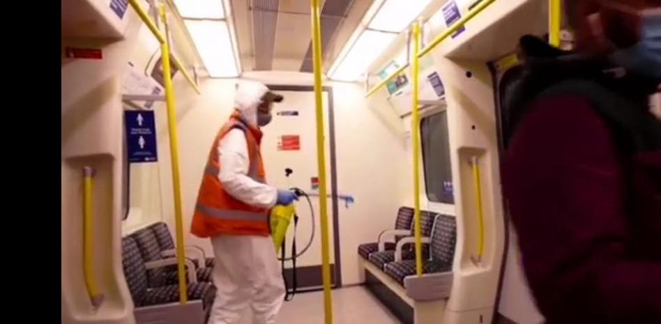 Banksy pinta en el metro de Londres camuflado como un profesional de la desinfección