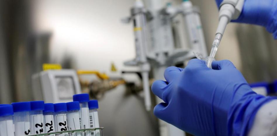 La vacuna de Moderna contra el coronavirus genera anticuerpos en los ensayos