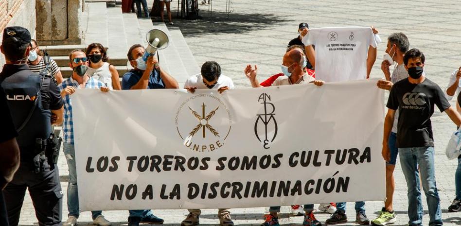 Un grupo de taurinos reciben a Yolanda Díaz entre insultos y golpeando su coche